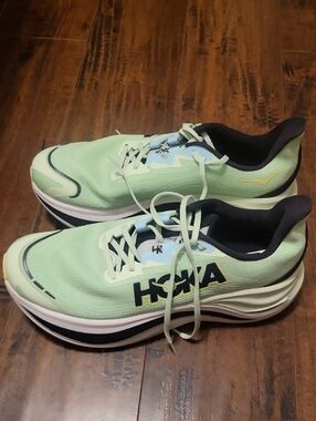 Mens Hoka Pale Green and Black Running Shoes, Only worned Once.